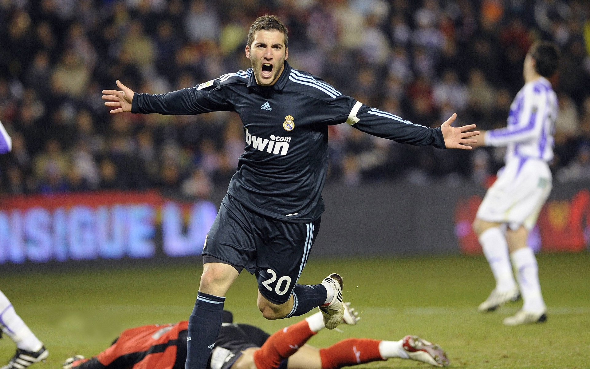 爱游戏官网充值-英超球迷狂热支持，爆满现场打Call，英超球迷网在线直播